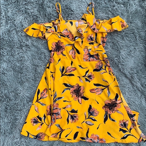 Yellow flowered rap dress - Picture 1 of 2